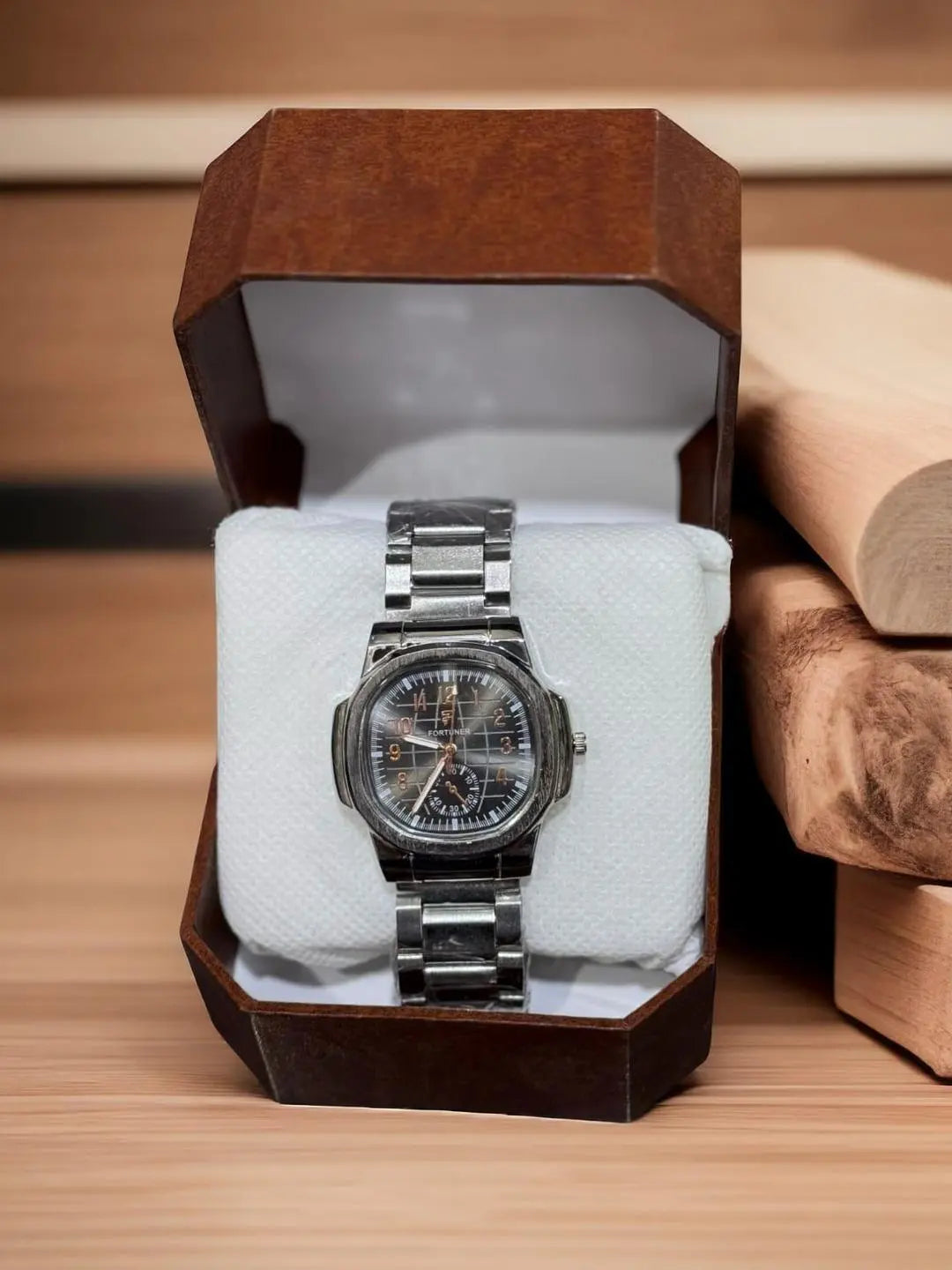 Man's Watch With Textured Strap Hype Hem